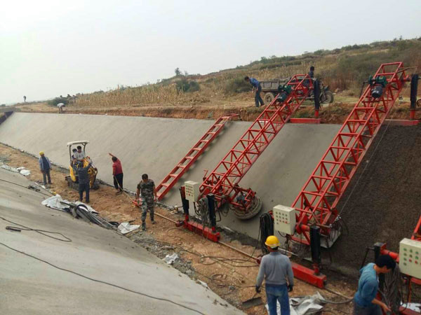 大型斜坡支護滑模機流水線型作業